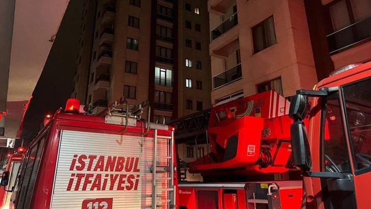 Zeytinburnu’nda site otoparkında yangın: 5 araç zarar gördü
