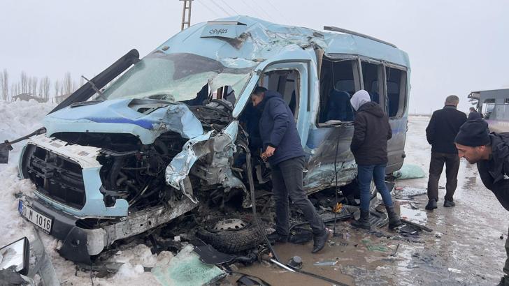 Yüksekova'da halk otobüsüyle minibüs çarpıştı: 18 yaralı