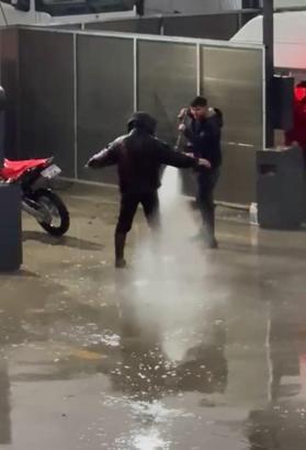 Çamurlu araziden dönen motosiklet sürücüsü, basınçlı suyla temizlendi