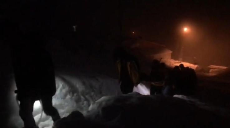 Kardan kapalı yol açıldı, hasta çocuk hastaneye ulaştırıldı