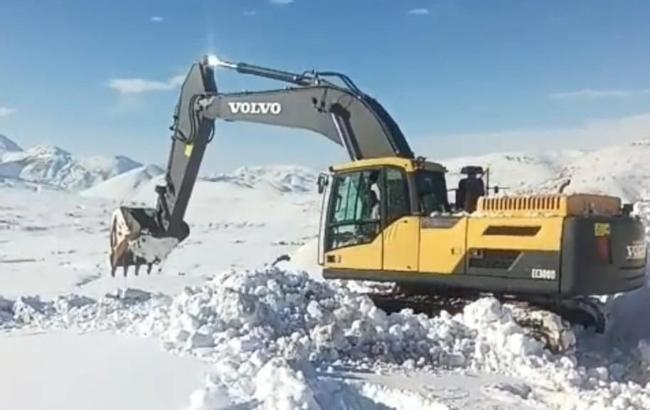 Bitlis'te kardan kapanan 92 köy yolu açıldı