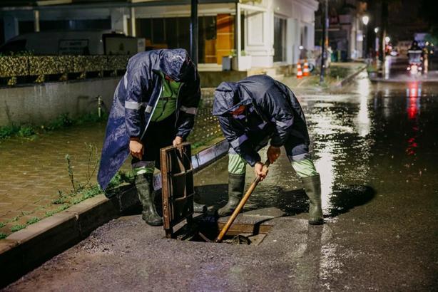 Çeşme'de hafta sonu sağanak yağış etkili oldu; belediyeye 35 ihbar yapıldı