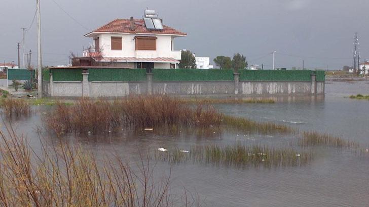 Balıkesir'de sağanak; yazlıkları ve tarım alanlarını su bastı