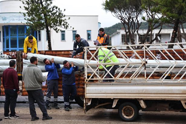 Büyükşehir’den hortum ve fırtınadan zarar gören üreticiye sera naylonu desteği