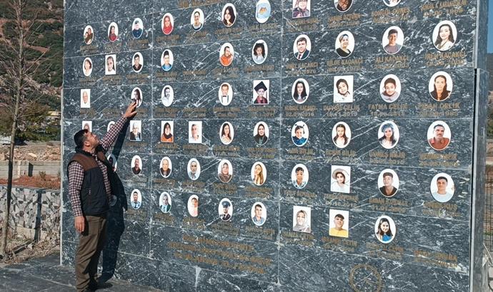 Muhtar, mahallesinde ölen 66 kişi için deprem anıtı yaptırdı