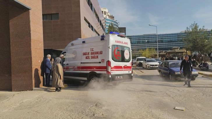 Evde çıkan yangında çift öldü, 2 kişi dumandan etkilendi (2)