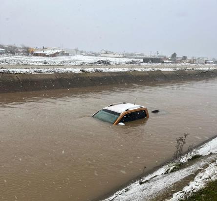 Su kanalına uçan otomobilin sürücüsü aranıyor