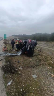 Bariyerlere çarpan otomobilin sürücüsü ile yanındaki eşi öldü
