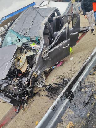 Diyarbakır’da kontrolden çıkan kamyonet, bariyerlere çarptı: 1’i ağır 2 yaralı