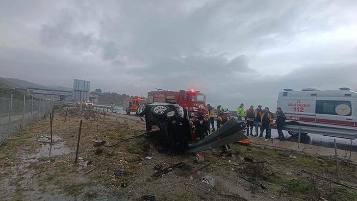 Bariyerlere çarpan otomobilin sürücüsü ile yanındaki eşi öldü