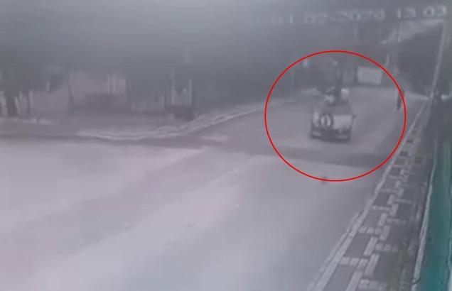 Otomobille çarpışan elektrikli bisiklet sürücüsünün yaralandığı kaza kamerada