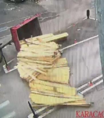 Tünel çıkışında traktörün kalas yüklü römorku devrildi; o anlar kamerada