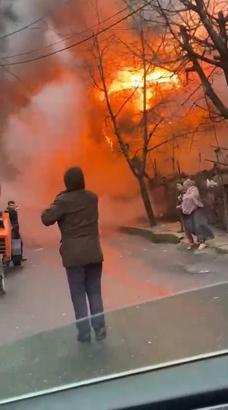 İstanbul - Avcılar'da gecekonduda çıkan yangın yan binaya sıçradı