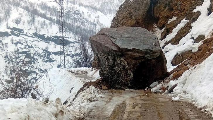 Bitlis'in 2 ilçesinde köy yollarında heyelan ulaşımı etkiledi