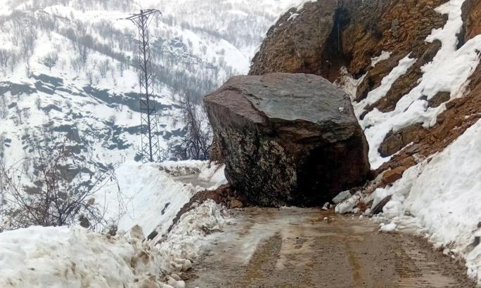 Bitlis'in 2 ilçesinde köy yollarında heyelan ulaşımı etkiledi