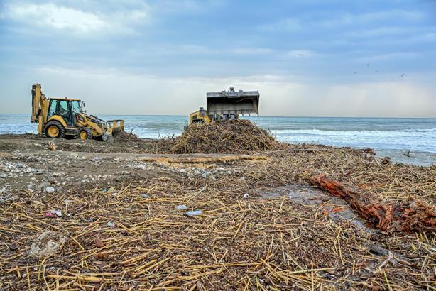 Mersin sahillerinde kıyıya vuran atıklar temizleniyor