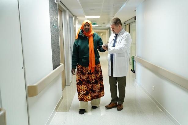 Tüberküloza bağlı felç kalan Hoche, Türkiye’de yürümeye başladı