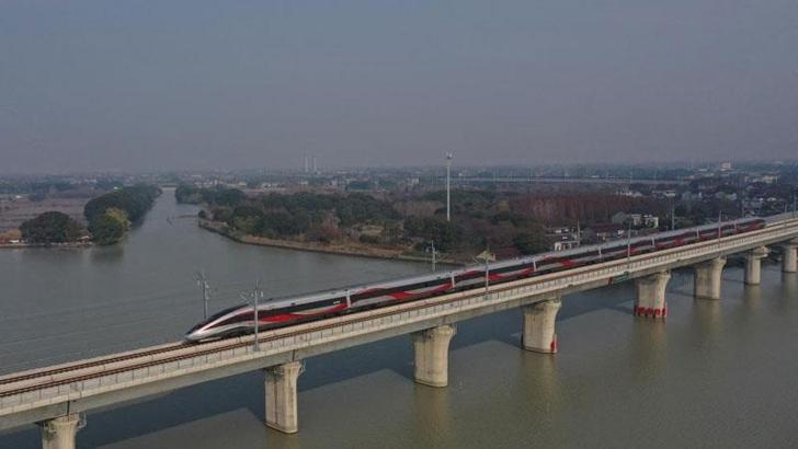 Çin’de demir yolu köprüsü çöktü: 5 ölü