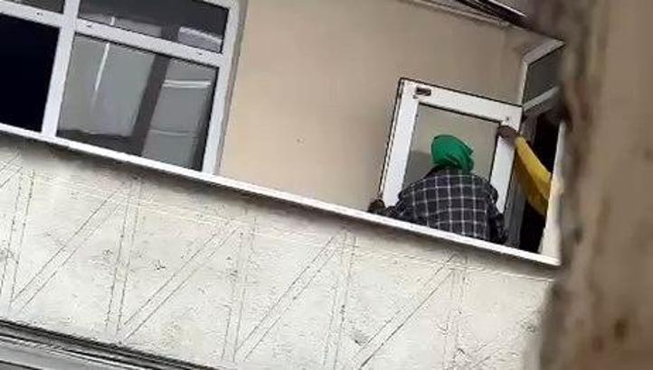 İstanbul- Esenyurt'ta binaya giren 2 kişi kapı ve pencereleri çaldı