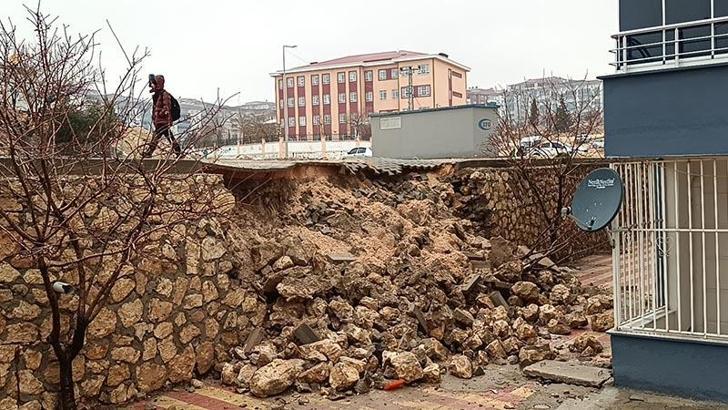Adıyaman'da 7 katlı binanın önündeki istinat duvarı çöktü