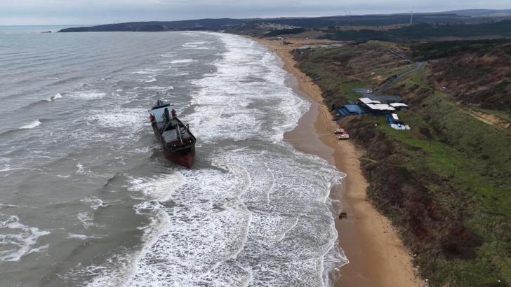 İstanbul- Sarıyer'de karaya oturan geminin son durumu havadan görüntülendi