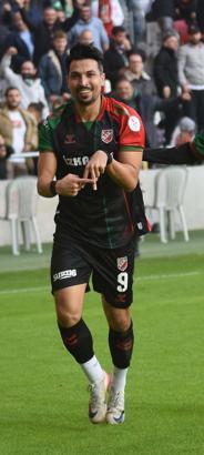 Karşıyaka'da stoper imzaya yakın