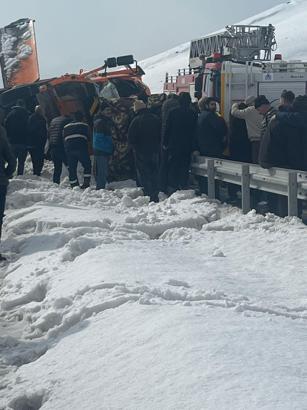 Tendürek Geçidi'nde kar küreme aracı devrildi: 2 ölü