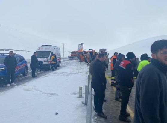 Tendürek Geçidi'nde kar küreme aracı devrildi: 2 ölü / Ek fotoğraf