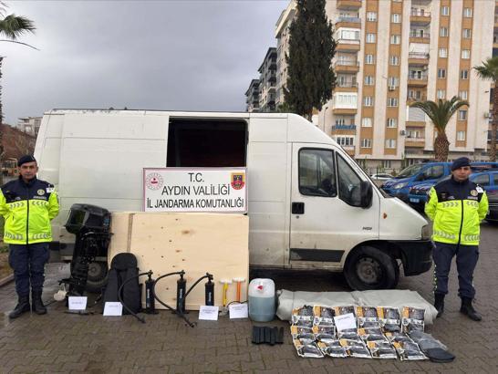 Sürücüsünün 'dur' ihtarına uymadığı minibüste 27 kaçak göçmen yakalandı