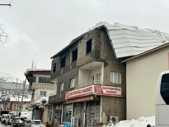 Beytüşşebap’ta çatıdan düşen kar otomobile zarar verdi