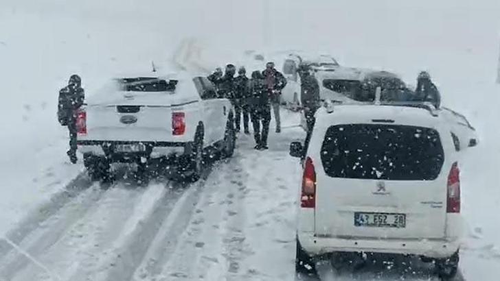 Muş’ta kar ve fırtına nedeniyle yolda kalan 3 araçta mahsur kalanlar kurtarıldı