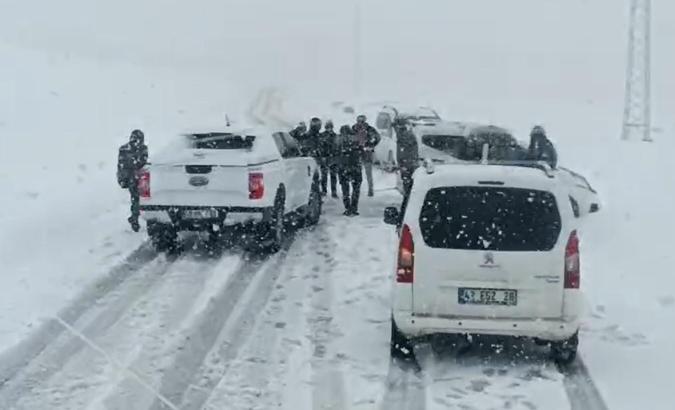 Muş’ta kar ve fırtına nedeniyle yolda kalan 3 araçta mahsur kalanlar kurtarıldı