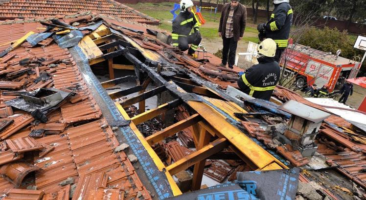Gaziantep’te okulun çatısı yandı