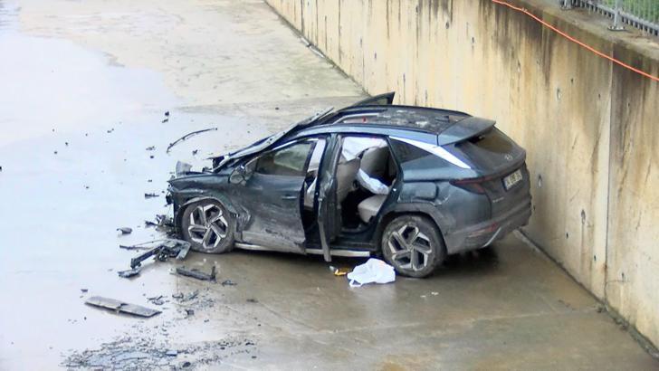 İstanbul - Küçükçekmece'de kaza yapan otomobil dereye uçtu