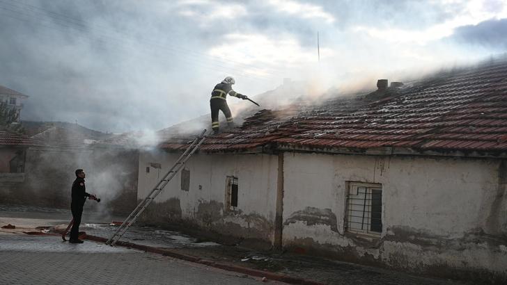 Kırıkkale’de müstakil evde çıkan yangında 1 kişi dumandan etkilendi