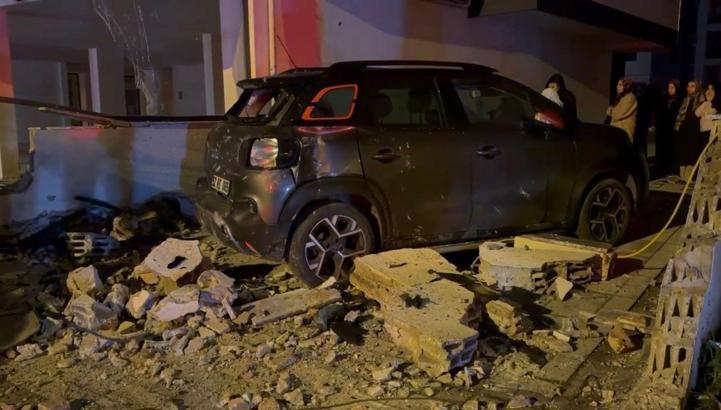 Sultanbeyli'de otomobil park halindeki 4 araca ve iş yerine çarptı