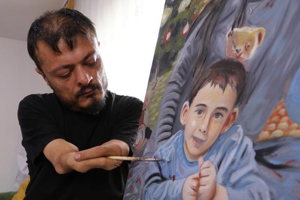 Elleri olmayan ressam, 'Sevgililer Günü' için aldığı siparişleri hazırlıyor