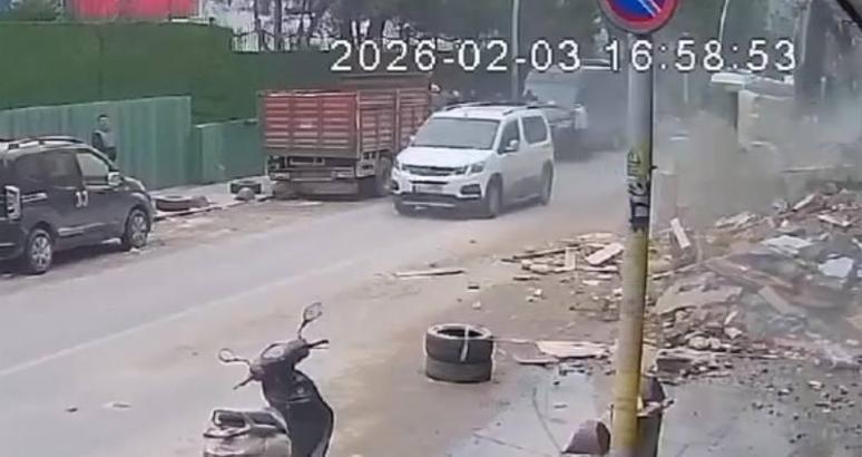 İstanbul- Sultangazi'de yıkımı süren binadan yere düşen beton parça savrularak araca çarptı