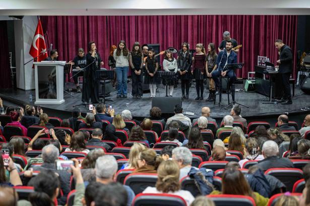 Minikler Barış Manço ve Cem Karaca'nın şarkılarını seslendirdi