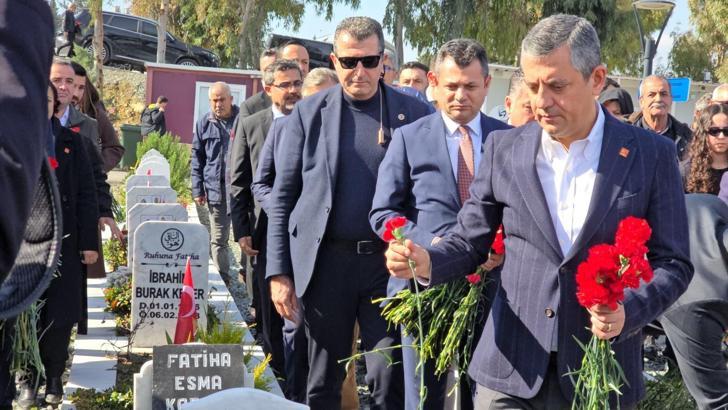 Özgür Özel, deprem şehitliğini ziyaret etti