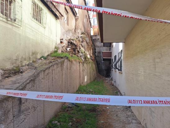 Ankara'da toprak kayması; 4 katlı bina ve gecekondu tahliye edildi