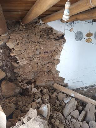 Heyelanda tek katlı ev toprak altında kaldı