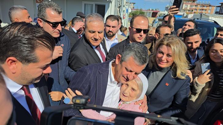 Özgür Özel, deprem şehitliğini ziyaret etti (2)