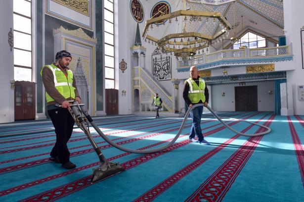 Bursa’daki cami ve mescitlerde ramazan temizliği