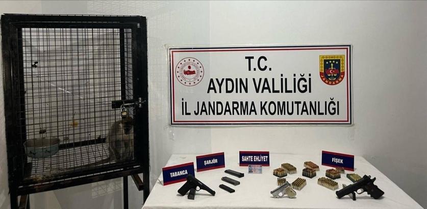 Kuşadası’nda ruhsatsız silah ve maymun ele geçirildi