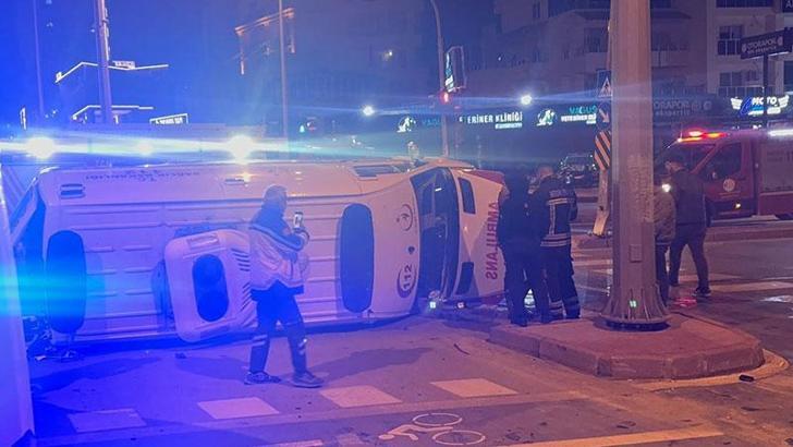 Hasta taşıyan ambulans ile cip çarpıştı; 5 yaralı