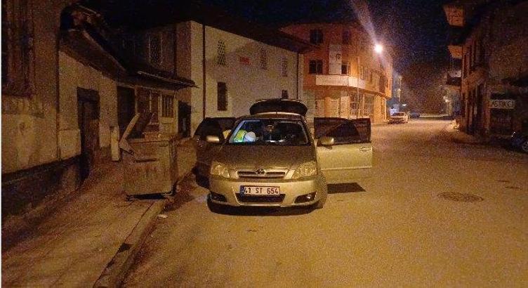 Uygulama yapan ekipler otomobilde uyuşturucu hap ele geçirdi