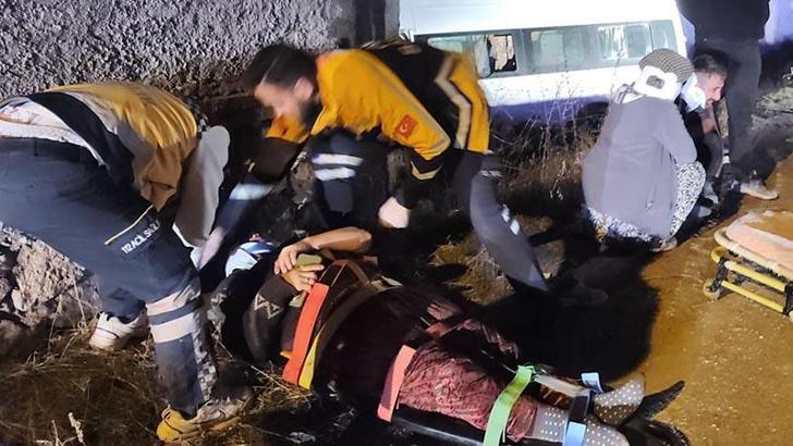 Tarım işçilerini taşıyan minibüs, bahçe duvara çarptı: 2’si ağır, 14 yaralı