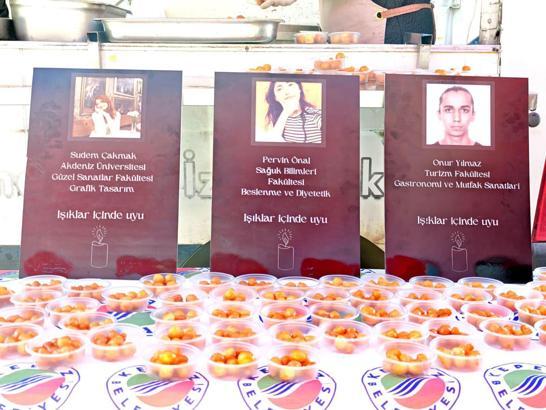 Trafik kazasında hayatını kaybeden öğrenciler için lokma dağıtıldı