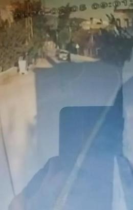 Yolun karşısına geçen yayaya otomobilin çarptığı kaza kamerada